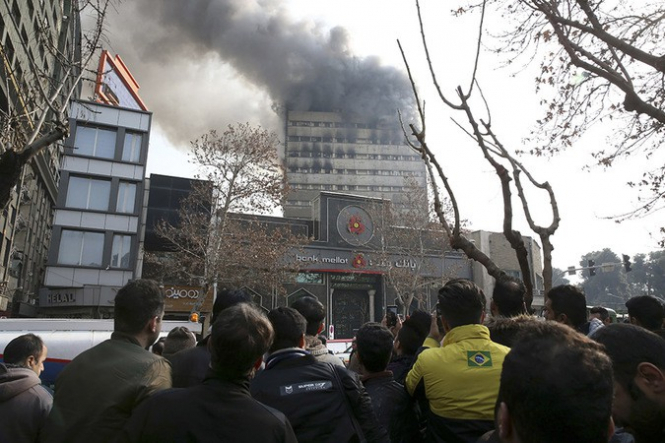 В Тегеране в результате пожара обрушилось здание торгового центра: 30 человек погибли - ВИДЕО
