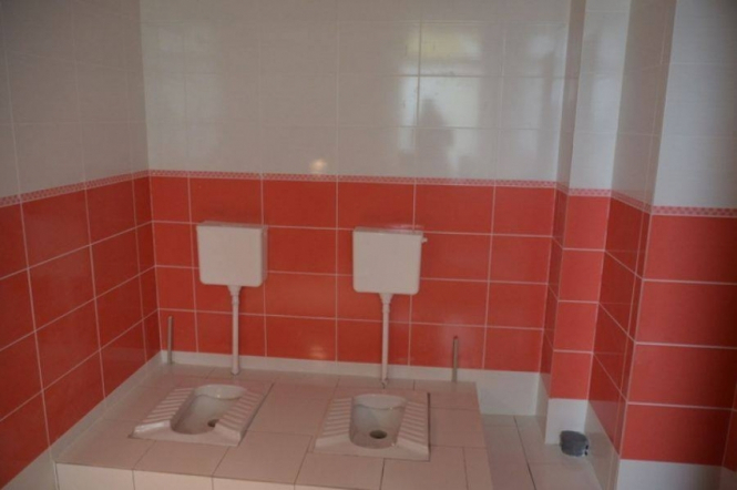 У Маріуполі в шкільному туалеті за мільйон зробили відкриті кабінки