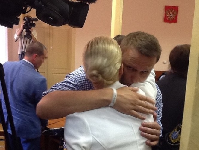 Навального та Офіцерова випустили з-під варти