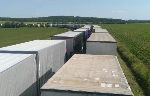 На украино-словацкой границе водители грузовиков стоят в очереди больше 10 часов, - ВИДЕО