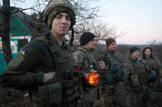 Украинским бойцам на передовой передали Вифлеемский огонь - ФОТО