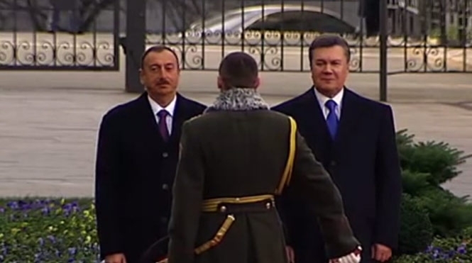 Начальник президентського караулу ледь не відрубав собі голови перед Януковичем (відео)