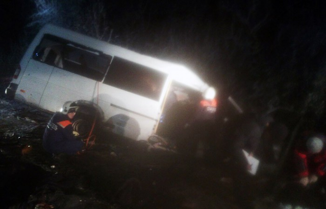В России столкнулись пассажирский автобус и лесовоз, 14 человек погибли