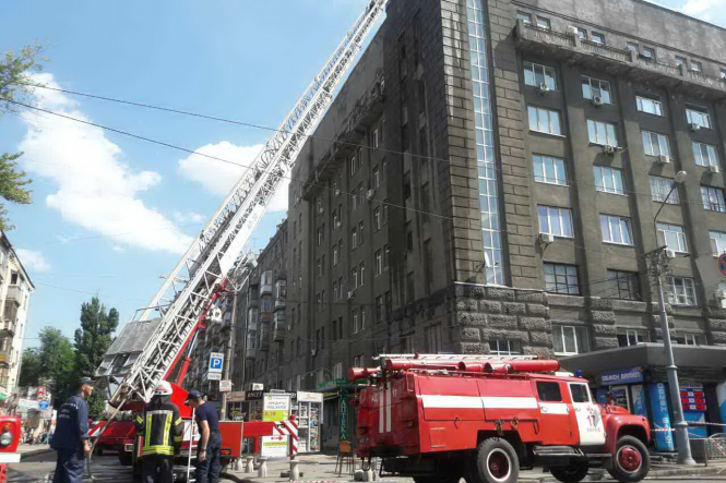 В Киеве горело здание завода 