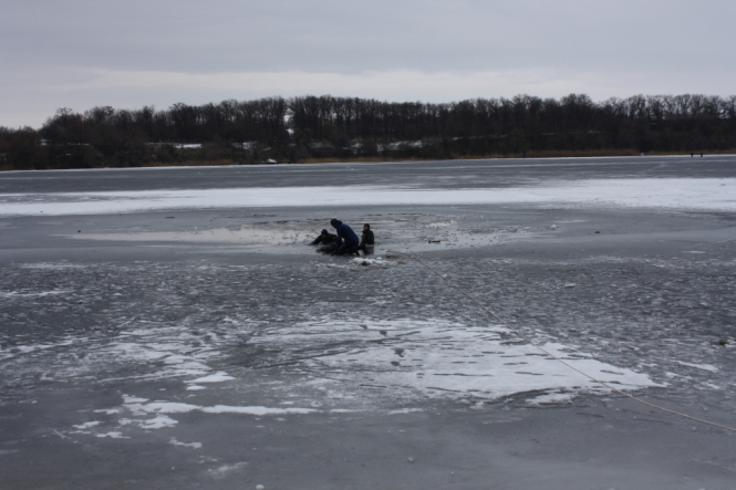 У Кіровоградській області рятувальники вилучили тіло пенсіонера із замерзлої водойми