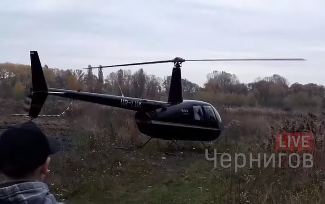 В Чернигове вертолет приземлился возле остановки, забрал пассажира, и полетел - ВИДЕО