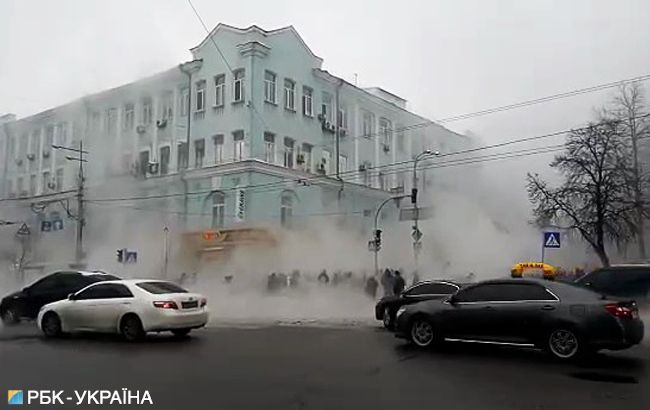 У центрі Києва знову прорив труби, - ВІДЕО