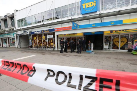 У Німеччині чоловік з ножем напав на відвідувачів супермаркету: є жертви