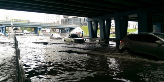 В Киеве после дождя затопило дорогу возле метро 