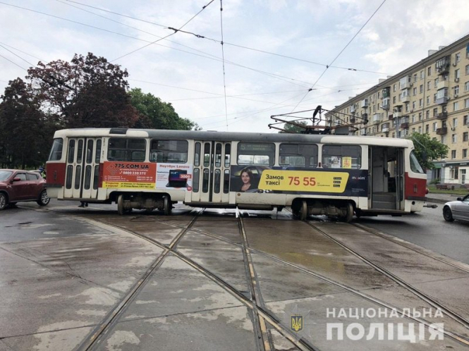 В Харькове трамвай сошел с рельсов и врезался в легковушку