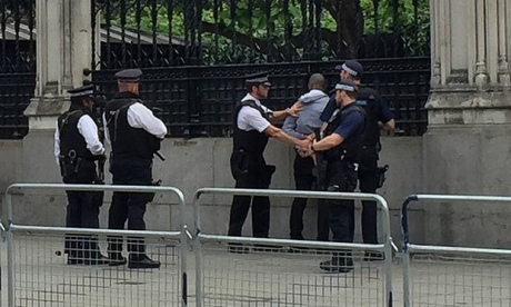 В Британії біля воріт парламенту затримали чоловіка з ножем 