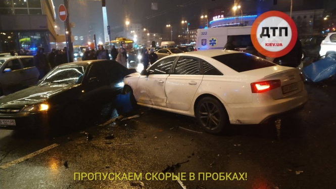 У Києві біля Цирку зіткнулись 5 автомобілів, є загибла