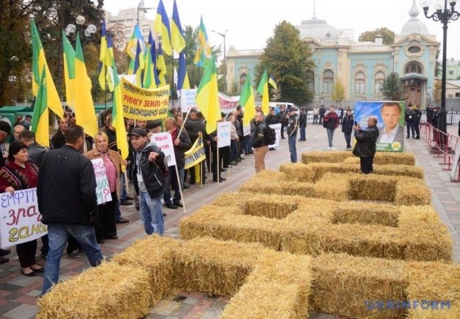 Аграрії страйкують під парламентом, - ФОТО