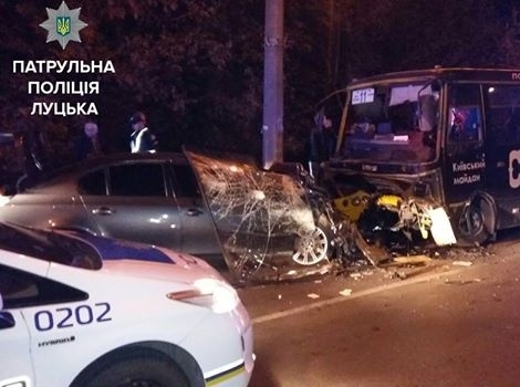 У Луцьку внаслідок ДТП за участі маршрутки постраждали десять осіб