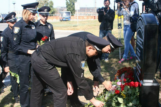 Двум убитым полицейским в Днепре установили мемориал