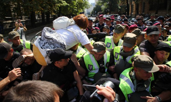 У Києві сталась сутичка між прихильниками Саакашвілі та правоохоронцями, - ФОТО
