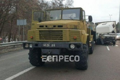 Военный грузовик попал в ДТП на выезде из Киева