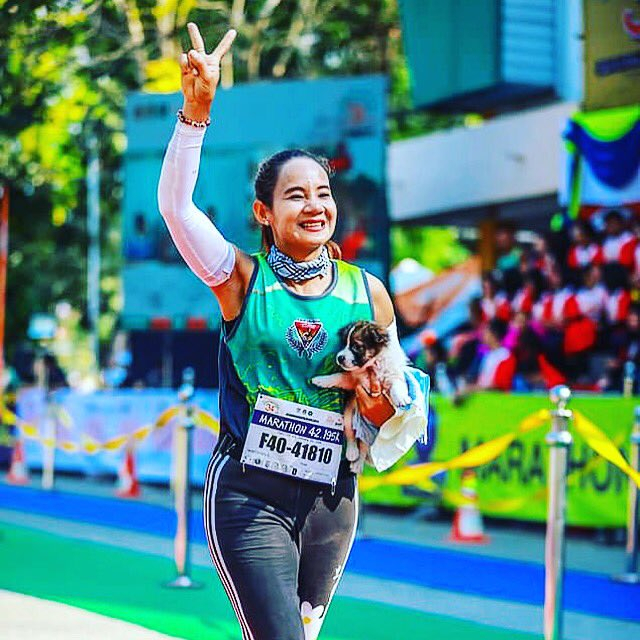 Учасниця марафону в Таїланді на 30 кілометрі підібрала цуценя й фінішувала з ним на руках