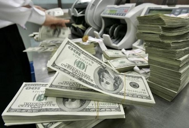 Долар впав до мінімуму за 8 місяців через бюджетну кризу США
