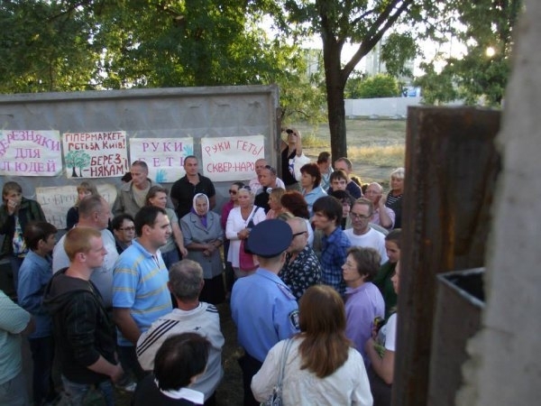 Жители столичного массива Березняки защищают сквер от депутата - ударовца Валерия Ищенко 