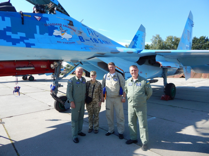 Украинских летчиков наградили за лучший пилотаж на международном авиашоу в Британии