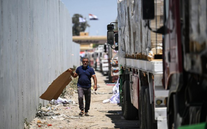 У Смузі Гази на натовп людей перекинулися 4 вантажівки із гумдопомогою