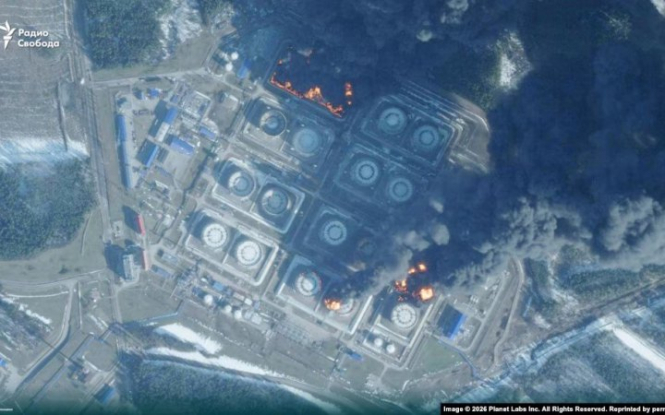 У росії другу добу триває пожежа на нафтобазі у порту Приморська