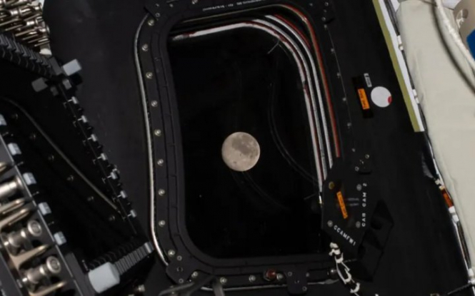 Artemis II завершив обліт Місяця і повертається додому