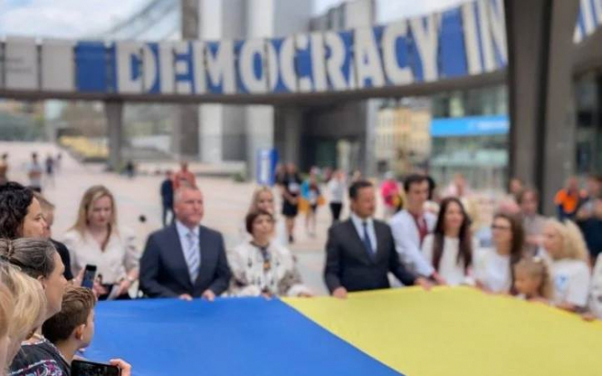 Перед Європейським парламентом розгорнули 30-метровий український стяг