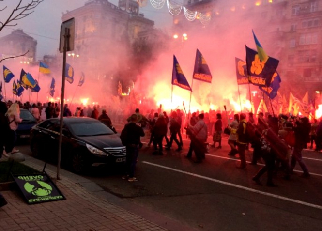 На марше правых в Киеве раздаются взрывы, - ФОТО