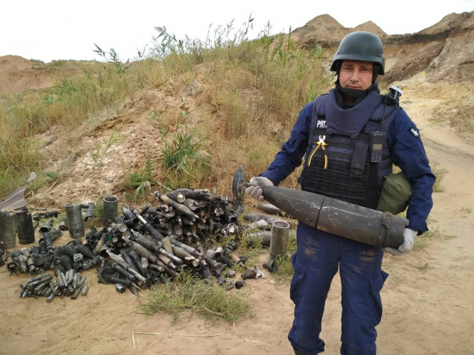 Пиротехники изъяли 150 взрывоопасных предметов под Мариуполем