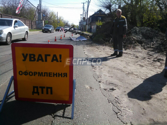 У Києві вантажівка збила електроопору і поїхала геть, – ФОТО