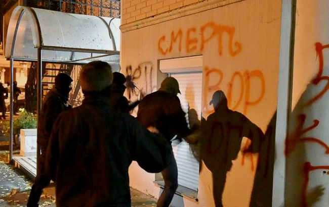 Националисты разбили офис Социал-демократической партии Украины - ФОТО