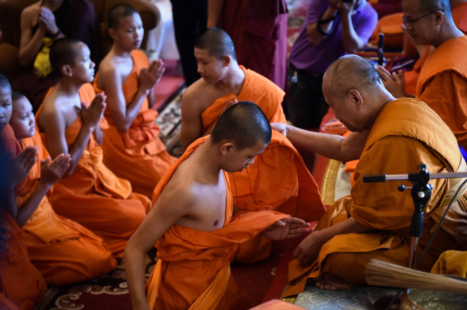 Спасенные из пещеры в Таиланде футболисты прошли посвящение в монахи