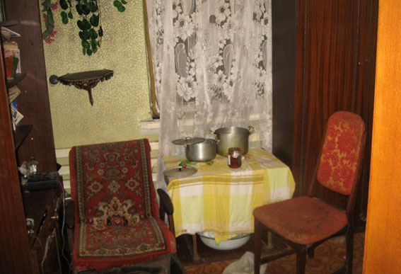 В Краматорске мужчины избили 81-летнего пенсионера и вынесли из его дома кастрюлю борща