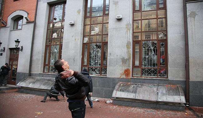 Поліція перевіряє, хто трощив будівлі в Києві
