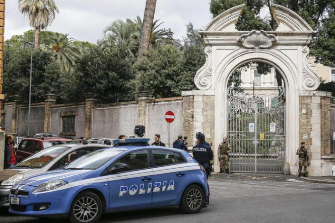 Таємниця Ватикану: знайдені у посольстві кістки належать жінці
