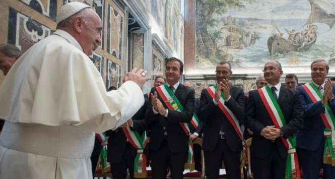 Папа Римський закликав італійських мерів 