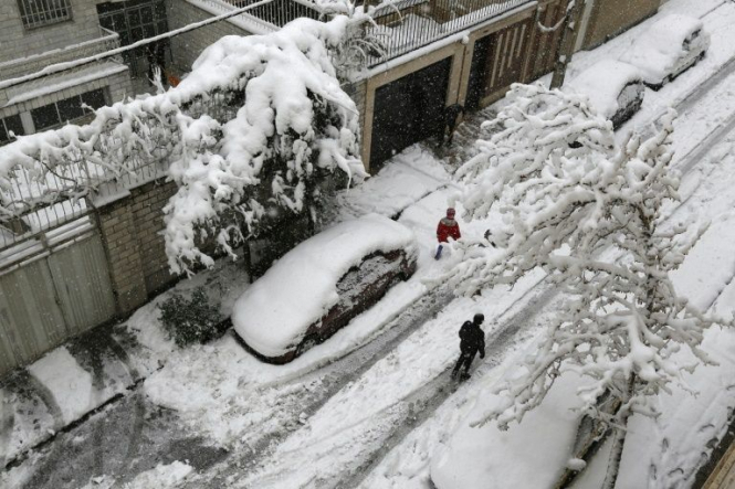 Из-за снегопада в Иране закрыли аэропорты и школы