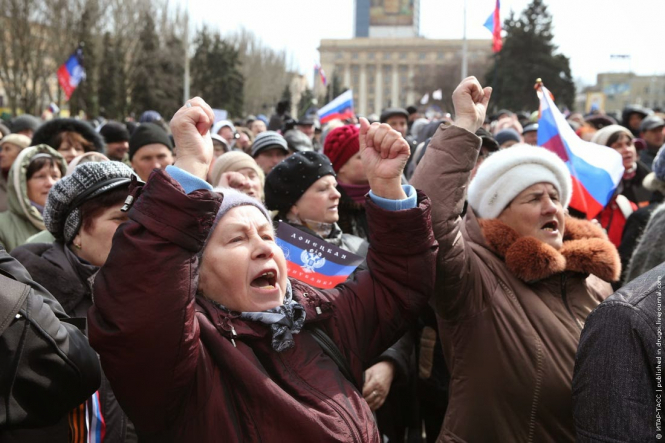 Терористи на окупованому Донбасі сганяють бюджетників на травневі свята, – розвідка