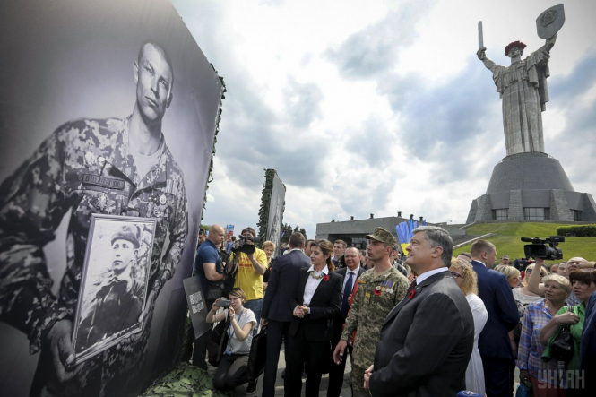 Україна відзначила День пам'яті та примирення, – ФОТО