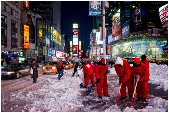 Чому мільйонер з Манхеттену не соромиться лопатою розгрібати сніг