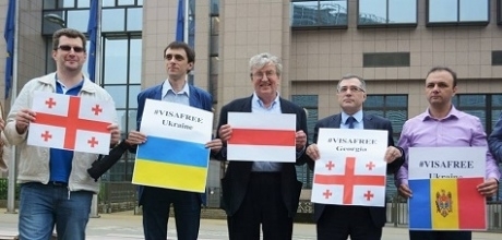 Институты ЕС пикетировали из-за безвизового режима для Украины