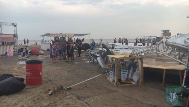 На фестивалі біля Одеси обвалилася сцена: є поранені
