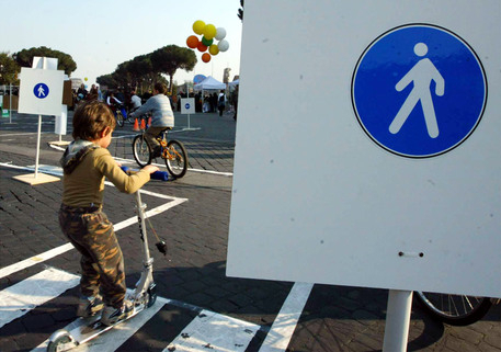 В Италии 5-летнего мальчика оштрафовали за превышение скорости езды на самокате