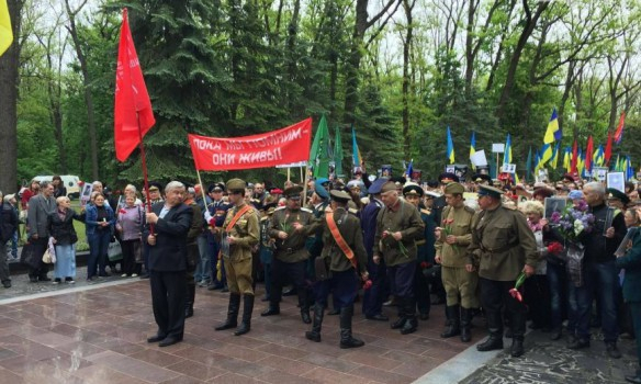 В Харькове произошло столкновение во время возложения цветов к Мемориалу Славы