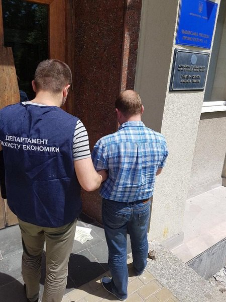 На Львівщині директор підприємства намагався підкупити прокурорів