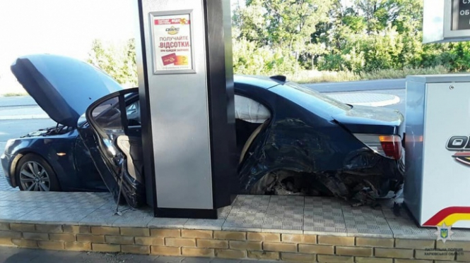 В Харькове водитель BMW врезался в авто и заправку, убегая от патруля