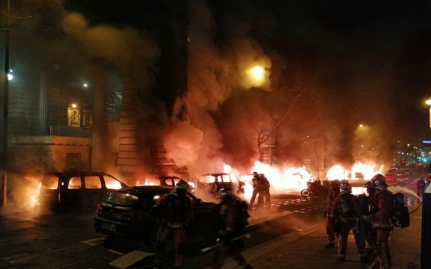 В Париже под редакцией известной газеты сгорели несколько автомобилей