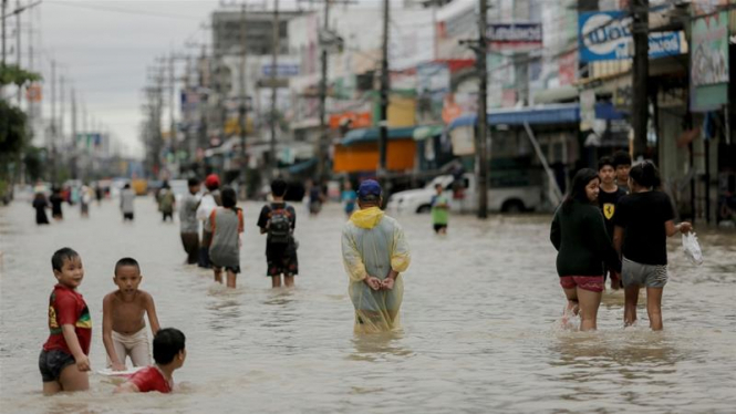 На юге Таиланда наводнения унесли жизни более десятка человек